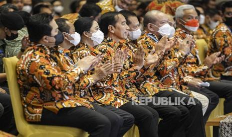 Presiden Joko Widodo (tengah) didampingi (dari kiri) Menteri BUMN Erick Thohir, Menteri Investasi/Kepala BKPM Bahlil Lahadalia, Ketua DPR Puan Maharani, Ketua MPR Bambang Soesatyo, Ketua DPD AA Lanyalla Mahmud Mattalitti, dan Gubernur Jawa Tengah Ganjar Pranowo saat menghadiri Musyawarah Nasional Himpunan Pengusaha Muda Indonesia (Munas HIPMI) XVII di Solo, Jawa Tengah, Senin (21/11/2022). Munas yang berlangsung selama tiga hari tersebut beragenda merumuskan program ke depan, laporan pertanggungjawaban pengurus HIPMI periode 2019-2022, dan memilih ketua baru HIPMI 2022-2025. 