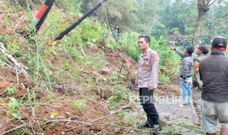 Material tanah longsor menutup ruas Jalan Banjarwangi-Singajaya di Desa Banjarwangi, Kecamatan Banjarwangi, Kabupaten Garut, Jawa Barat, Senin (28/8/2023). 