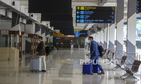 Masyarakat yang pergi ke luar negeri diminta untuk memperkuat protokol kesehatan (prokes) COVID-19 meski negara yang dikunjungi mengalami pelonggaran kebijakan. 