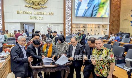 Baleg DPR menyepakati draf revisi UU Desa untuk dibawa ke rapat paripurna untuk disetujui menjadi RUU usul inisiatif DPR, di Ruang Rapat Baleg, Kompleks Parlemen, Jakarta, Senin (3/7/2023).