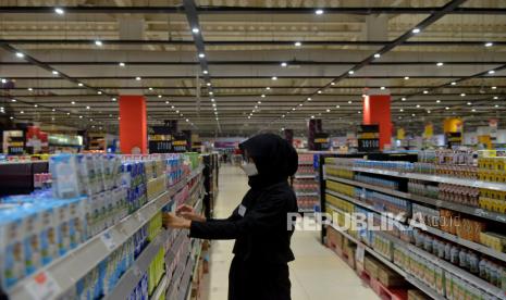 Karyawan menata produk minuman di Transmart Cempaka Putih, Jakarta, Senin (2/1/2023). Badan Pusat Statistik (BPS) mencatat inflasi Desember 2022 sebesar 0,66% secara bulanan (month to month/mtm) dan tahunan 5,51% (year on year/yoy). Inflasi Desember disumbang oleh makanan, minuman, dan tembakau. Republika/Prayogi.