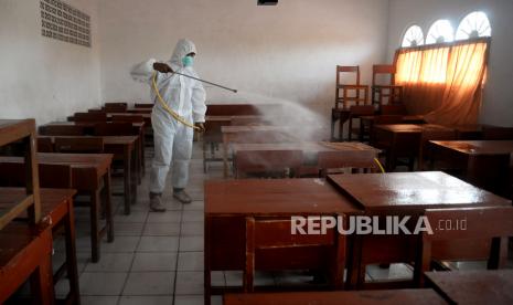 Penyemprotan cairan disinfektan di lingkungan sekolah (Ilustrasi). Sejumlah sekolah di Kota Medan, Sumatera Utara melaksanakan kegiatan Masa Pengenalan Lingkungan Sekolah (MPLS) atau yang dikenal dengan ospek secara tatap muka di sekolah.