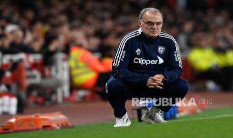  Manajer Leeds Marcelo Bielsa menonton dari pinggir lapangan pada pertandingan sepak bola babak 16 besar Piala Carabao antara Arsenal FC dan Leeds United di London, Inggris, Rabu (27/10) dini hari WIB. 