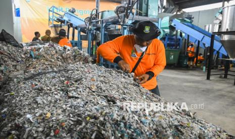 Pekerja merapikan sampah plastik yang telah dicacah menggunakan mesin pengolah sampah Refused Derived Fuel (RDF) di TPA Rawa Kucing, Kota Tangerang, Banten, Senin (9/12/2024). Pemerintah Kota Tangerang mulai mengoperasikan mesin pengolahan sampah berbasis teknologi RDF yang dapat mengelola empat ton sampah per jam menjadi pupuk kompos dan bahan bakar alternatif. 