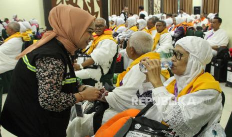 Petugas melayani calon haji asal Provinsi Papua di aula pemberangkatan Asrama Haji Makassar, Sulawesi Selatan, Kamis (30/5/2024). Sebanyak 1.048 jamaah calon haji asal Provinsi Papua yang terbagi dalam tiga kelompok terbang embarkasi Makassar telah diberangkatkan menuju Jeddah, Arab Saudi untuk melaksanakan ibadah haji 1445 H. 