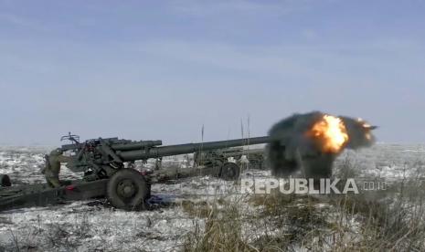 FILE - Dalam foto yang diambil dari video yang disediakan oleh Layanan Pers Kementerian Pertahanan Rusia pada hari Jumat, 28 Januari 2022, pasukan Rusia menembakkan howitzer selama latihan di wilayah Rostov selama latihan militer di tempat pelatihan di wilayah Rostov, Rusia. 