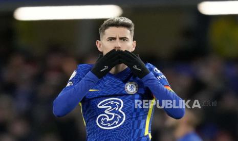 Pemain Chelsea Jorginho merayakan setelah mencetak gol pertama timnya selama pertandingan sepak bola Liga Premier Inggris antara Chelsea dan Manchester United di stadion Stamford Bridge di London, 28 November 2021.