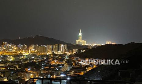 Pemandangan kota Makkah terlihat dari Jabal Nur, Makkah, Senin (24/6/2024) menjelang Subuh. Jabal Nur menjadi tempat diturunkannya ayat pertama dalam Alquran. Ada lima ayat yang diturunkan Allah kepada Nabi Muhammad melalui Malaikat Jibril. Lima ayat dalam surat Al Alaq itu turun di Gua Hira, yang terletak di puncak Jabal Nur.