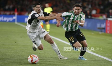 Gelandang Valencia Carlos Soler (kiri) jadi buruan Juventus.