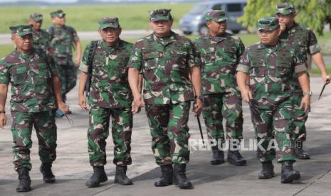  Panglima TNI Laksamana TNI Yudo Margono (tengah) berjalan bersama stafnya di Pangkalan Udara Juanda di Surabaya, Jawa Timur, Selasa (18/4/2023). Panglima TNI pada Selasa menolak klaim kelompok separatis bahwa mereka telah membunuh lebih dari selusin tentara pemerintah yang sedang mencari seorang pilot Selandia Baru yang disandera oleh para pemberontak di wilayah Papua yang bergolak.