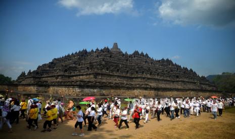 Umat Buddha menjalani ritual pradaksina saat perayaan Waisak 2567 BE di Candi Borobudur, Magelang, Jawa Tengah, Ahad (4/6/2023).