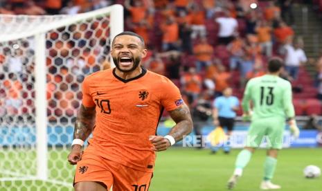  Memphis Depay dari Belanda bereaksi selama pertandingan sepak bola babak penyisihan grup C UEFA EURO 2020 antara Belanda dan Austria di Amsterdam, Belanda, 17 Juni 2021.