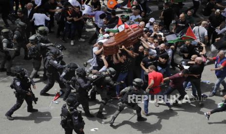  Militer Israel telah meminta maaf atas pembunuhan jurnalis veteran Aljazirah, Shireen Abu Akleh. Permintaan maaf ini berlangsung setelah satu tahun Israel menyangkal bertanggung jawab atas penembakan itu.