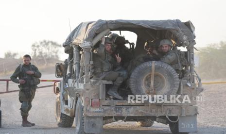  Tentara Israel di pos pemeriksaan di sepanjang perbatasan dengan Gaza di Israel selatan, (7/4/2024).