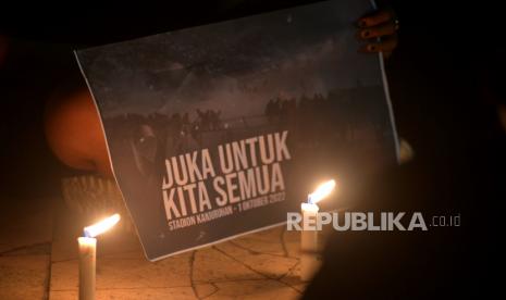 Anggota Aliansi Suporter Klaten mengadakan aksi solidaritas doa bersama untuk korban jiwa tragedi Stadion Kanjuruhan di Monumen Juang 45, Klaten, Jawa Tengah, Senin (3/10/2022) malam. Gabungan dari suporter beberapa klub ini bersama menyalakan lilin dan berdoa. Selain itu juga menyuarakan perdamaian dan mengakhiri rivalitas antarklub di Yogyakarta dan Jawa Tengah.