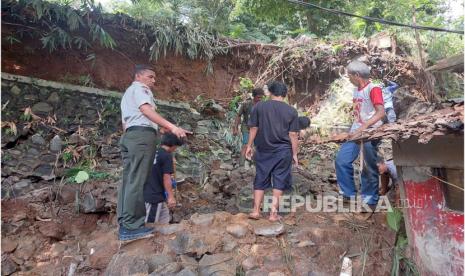 Longsor menimpa rumah warga di Kota Bogor. Sebanyak 779 rumah di Kabupaten Bogor alami kerusakan akibat bencana selama Oktober.