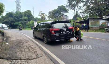 Tim ganjal membantu pengguna kendaraan yang kesulitan menanjak di jalur Gentong, Kabupaten Tasikmalaya, Jawa Barat, pada momen arus balik, Selasa (25/4/2023). 