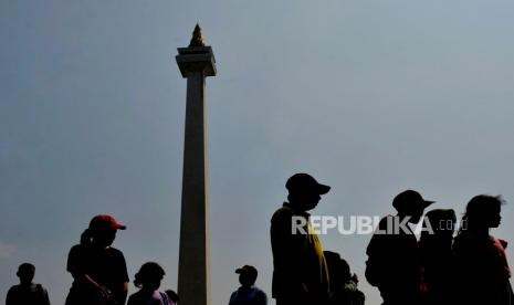 Warga mengunjungi Monumen Nasional (Monas), Jakarta.