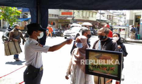 Setelah sebelumnya tutup saat PPKM, Pusat perbelanjaan Pasar Baru Kota Bandung, kini diperbolehkan buka, Ahad (1/8). Meski demikian, suasana masih sepi pengunjung. Sejumlah peraturan pun diberlakukan, pengunjung wajib pakai masker dan harus melalui cek suhu tubuh. Selain itu, toko yang buka diberlakukan nomor ganjil genap secara bergiliran.