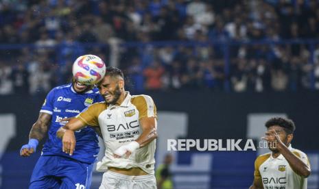 Pesepak bola Persib Bandung David Da Silva (kiri) berebut bola dengan pesepak bola Dewa United Angelo Rafael (kedua kiri) dalam pertandingan BRI Liga 1 di Stadion Gelora Bandung Lautan Api, Bandung, Jawa Barat (17/1/2025). Persib Bandung dikalahkan oleh Dewa United dengan skor 0-2. 