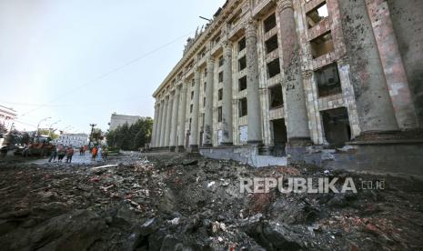  Sebuah lubang penembakan di dekat gedung pemerintah daerah setelah roket menghantam alun-alun pusat kota Kharkiv, Ukraina, 29 Agustus 2022 di tengah invasi militer Rusia. Kharkiv dan daerah sekitarnya telah menjadi sasaran penembakan berat sejak Februari 2022, ketika pasukan Rusia memasuki Ukraina memulai konflik yang telah memicu kehancuran dan krisis kemanusiaan.