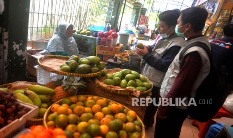 Tim Pengawas Mutu Pangan memeriksa harga bersamaan dengan dialog Sri Sultan Hamengku Buwono X dengan distributor dan pedagang di Pasar Beringharjo, Yogyakarta, Kamis (17/11/2022). Kunjungan Sri Sultan Hamengk ke Beringharjo selain berdialog dengan pedagang dan distributor juga untuk memastikan stok serta stabilitas harga bahan pangan. Dalam kesempatan ini Sultan juga memberikan bantuan subsidi biaya transportasi sebesar Rp 2 ribu per kilogram ke distributor. Hal ini untuk menekan kenaikan harga bahan pangan di pasar.