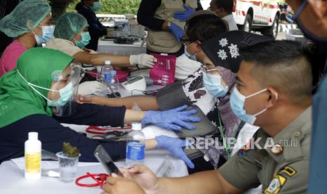 Petugas kesehatan memeriksa kondisi kesehatan peserta vaksin COVID-19 sebelum divaksinasi di Gedung Tegar Beriman, Cibinong, Kabupaten Bogor, Jawa Barat, Rabu (24/3/2021). Kementerian Keuangan menyatakan  anggaran vaksin COVID-19 diperoleh dari penerimaan pajak dengan pagu anggaran vaksin tahun ini sebesar Rp58 triliun, anggaran  tersebut masuk dalam klaster kesehatan pada program Pemulihan Ekonomi Nasional (PEN). 