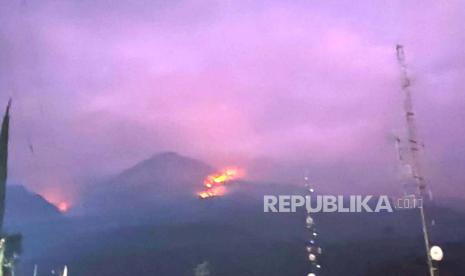 Penampakan api di Gunung Lawu dari Candi Cetho, Karanganyar.