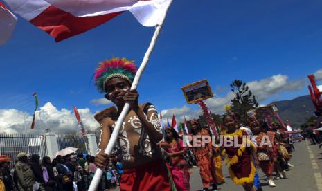 Sejumlah peserta tampil pada Karnaval Budaya Papua di  Kabupaten Jayawijaya, Provinsi Papua Pegunungan, Sabtu (10/08/2024).