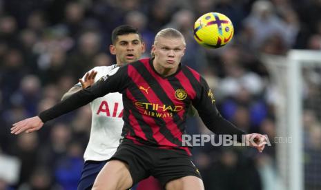 Pemain Manchester City  Erling Haaland (depan) mengontrol bola di depan pemain Tottenham Cristian Romero pada pertandingan sepak bola Liga Premier Inggris antara Tottenham Hotspur v Manchester City di Stadion Tottenham Hotspur di London, Senin (6/2/2023) dini hari WIB.