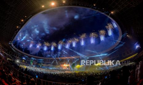 Kembang api menghiasi Stadion Lukas Enembe saat pembukaan PON XX Papua, Kabupaten Jayapura, Papua, Sabtu (2/10). 