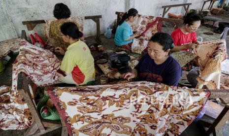 Sejumlah pekerja menyelesaikan pembuatan batik tulis di rumah produksi batik tulis Kidang Mas Lasem di Desa Babagan, Kecamatan Lasem, Kabupaten Rembang, Jawa Tengah, Kamis (29/2/2024). Menurut data yang dihimpun lembaga pelestarian budaya Yayasan Lasem Heritage per tahun 2022, terdapat 78 unit rumah produksi batik aktif dengan jumlah pekerja 1.032 orang yang 92 persennya merupakan perempuan, dan diperkirakan akan terus bertambah seiring menggeliatnya perekonomian pasca pandemi COVID-19 tahun 2020 yang sempat mengalami penurunan penjualan. 