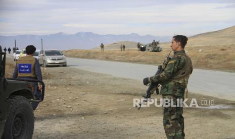  Petugas keamanan  di pinggiran Ghazni, Afghanistan