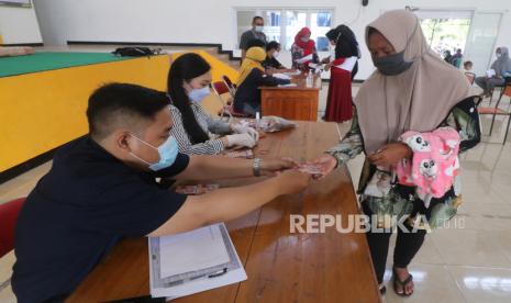 Warga terdampak pandemi COVID-19 menerima Santunan Hadapi Bencana Tunai (Sahabat) di Kelurahan Banjarmlati, Kota Kediri, Jawa Timur, Selasa (4/5/2021). Pemerintah daerah setempat membagikan bantuan sosial Sahabat berupa uang tunai Rp200 ribu kepada 25.268 penerima manfaat yang ditargetkan selesai sebelum lebaran guna meningkatkan daya beli masyarakat.