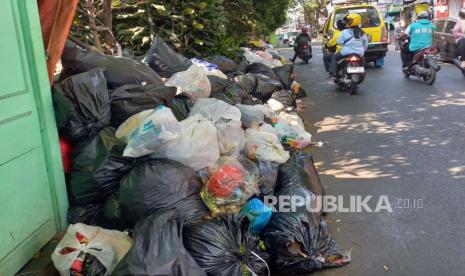 Penutupan sementara TPS Sederhana di Jalan Sederhana, Kota Bandung berdampak kepada tumpukan sampah berceceran di sejumlah ruas Jalan Sukajadi, Jalan Jurang dan Jalan Sederhana, Selasa (17/10/2023). 