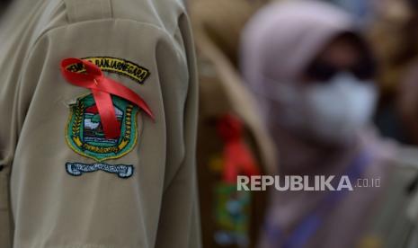 Pita merah yang terpasang pada baju massa dari Persatuan Perangkat Desa Indonesia saat melaksanakan aksi di depan Gedung DPR, Jakarta, Rabu (25/1/2023). Pada aksi tersebut mereka menuntut tentang status kepegawaian perangkat desa, peningkatan kesejahteraan dan masa jabatan perangkat desa hingga usia enam puluh tahun.