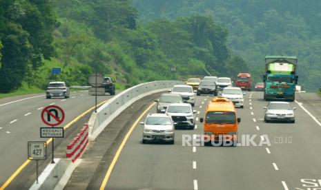 Arus lalu lintas menuju arah Solo --di ruas tol Semarang- Solo KM 427 A—relatif lebih ramai jika dibandingkan arus lalu lintas sebaliknya, pada H-6 Lebaran 2023, Ahad (16/4) siang. Puncak arus mudik jalur darat diprediksi akan jatuh pada Jumat (21/4/2023) atau H-1 menjelang Lebaran. 