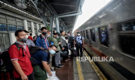 Penumpang menaiki kereta api Airlangga jurusan Surabaya Pasarturi di Stasiun Pasar Senen, Jakarta, Ahad (10/4/2022). Pemerintah memperkirakan akan ada 80 juta orang melaksanakan mudik Lebaran tahun ini.