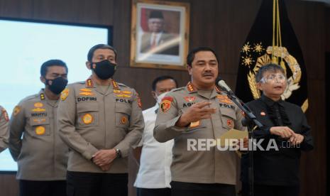 Kabareskrim Komjen Pol Agus Andrianto (kedua kanan) memberikan keterangan pers terkait tersangka baru kasus dugaan penembakan Brigadir J di Mabes Polri, Jakarta, Selasa (9/8/2022). Timsus Polri secara resmi menetapkan mantan Kadiv Propam Irjen Pol Ferdy Sambo sebagai tersangka. Republika/Putra M. Akbar