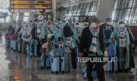 Sejumlah calon jamaah umrah berjalan di Terminal 3 Bandara Internasional Soekarno-Hatta, Tangerang, Banten, Sabtu (8/1). Sebanyak 419 orang berangkat melaksanakan ibadah umrah setelah beberapa tahun terakhir Indonesia tidak mengirimkan jamaah akibat pandemi Covid-19. Ampuh Ingatkan Anggotanya Cermat Tawarkan Paket Umroh