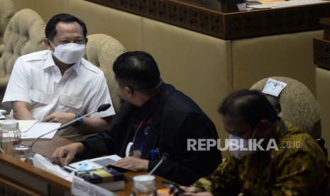 Menteri Dalam Negeri (Mendagri) Tito Karnavian saat mengikuti rapat dengar pendapat dengan Komisi II DPR di Kompleks Parlemen, Senayan, Jakarta,Kamis (16/9). Rapat antara komisi II dengan Mendagri, KPU, BAWASLU dan DKPP tersebut membahas persiapan dan kesiapan pelaksanaan pemilu serentak tahun 2024.