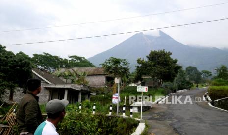 Warga melihat Gunung Merapi saat cerah di Balerante, Klaten, Jawa Tengah, Selasa (24/11). Balerante menjadi salah satu desa yang terdampak saat erupsi 2010. Dan kini menjadi desa siaga bencana Gunung Merapi. Warga rentan lansia dan balita sudah berada di barak pengungsian. Dan juga di Balerante merupkaan titik pemantauan Gunung Merapi.