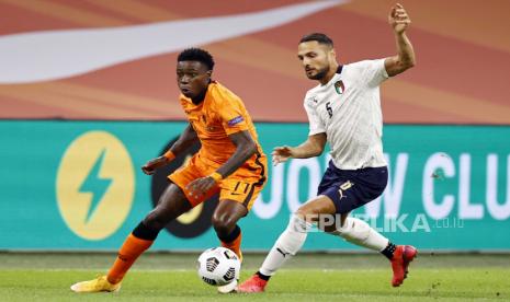 Quincy Promes dari Belanda (kiri),