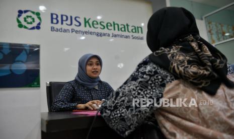 Petugas melayani masyarakat di Kantor BPJS Kesehatan Jakarta Selatan, Jakarta, Selasa (14/5/2024).