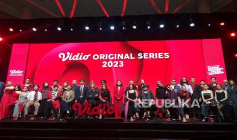 CEO Vidio Sutanto Hartanto (tengah) bersama deretan pemeran original series Vidio dalam konferensi pers slate announcement 2023 di Hotel Indonesia, Rabu (25/1/2023). 