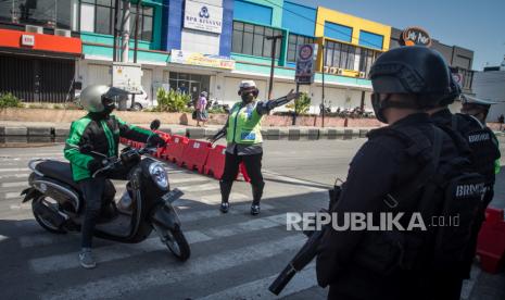 Penyekatan jalan masuk Kota Solo selama sepekan pertama pelaksanaan pemberlakuan pembatasan kegiatan masyarakat (PPKM) Darurat diklaim sudah menurunkan mobilitas masyarakat. Jumlah mobilitas kendaraan disebut turun sekitar 12-15 persen. (Foto ilustrasi: Polisi meminta pengendara memutar balik)