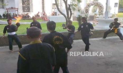 Pertunjukkan seni budaya silat Boles dan Ngagotong Lisung di momen pernikahan warga di Gedung Bale Kinasih, Sukabumi pada Ahad (29/20/2023).