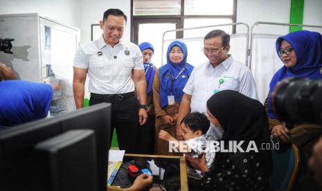 Menteri Koordinator Bidang Infrastruktur dan Pembangunan Kewilayahan Agus Harimurti Yudhoyono meninjau pelaksanaan program Cek Kesehatan Gratis (CKG) di UPTD Puskesmas Beji, Depok, Jawa Barat, Senin (10/2/2025). Pemerintah melalui Kementerian Kesehatan (Kemenkes) resmi meluncurkan program Cek Kesehatan Gratis (CKG) bagi masyarakat di 10.200 puskesmas yang ada di seluruh Indonesia, mulai hari ini. Program cek kesehatan gratis ini sebagai bentuk apresiasi bagi Warga Negara Indonesia (WNI) yang berulang tahun. Program ini bertujuan untuk meningkatkan kesadaran masyarakat terhadap pentingnya menjaga kesehatan, melakukan deteksi dini berbagai penyakit, serta menekan angka kecacatan dan kematian akibat kondisi medis yang tidak terdeteksi sejak awal.