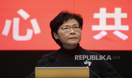 Kepala Eksekutif Hong Kong Carrie Lam mendengarkan pertanyaan wartawan selama konferensi pers di Hong Kong, Selasa, 22 Februari 2022. 