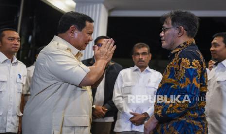 Ketua Umum Partai Gerindra Prabowo Subianto (kiri) berjabat tangan dengan Politikus PDIP Budiman Sudjatmiko (kanan) usai menggelar pertemuan di Kertanegara, Jakarta Selatan, Selasa (18/7/2023). Prabowo Subianto menerima kunjungan Budiman Sudjatmiko dalam rangka silaturahmi dan diskusi kebangsaan.